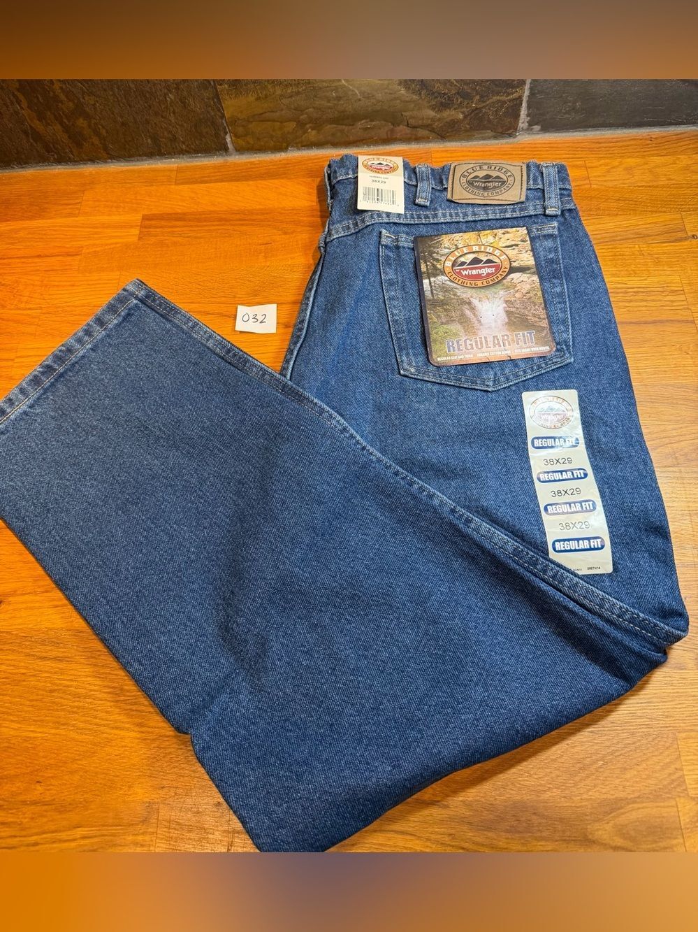 Wrangler Blue Ridge Men's Relaxed Fit Indigo Blue Jeans BNWT - size 38x29 (032)